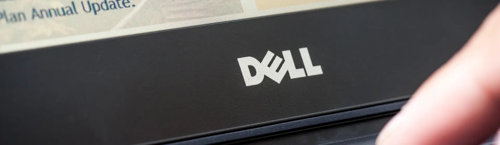 Notebook Dell aberto aproximado com foco no símbolo da marca