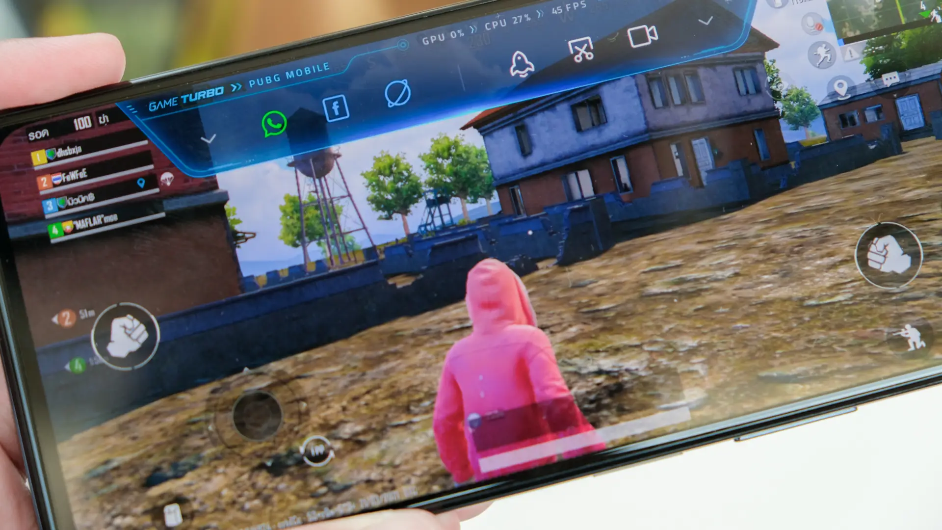 Imagem de uma pessoa jogando no celular Redmi Note 10 Pro