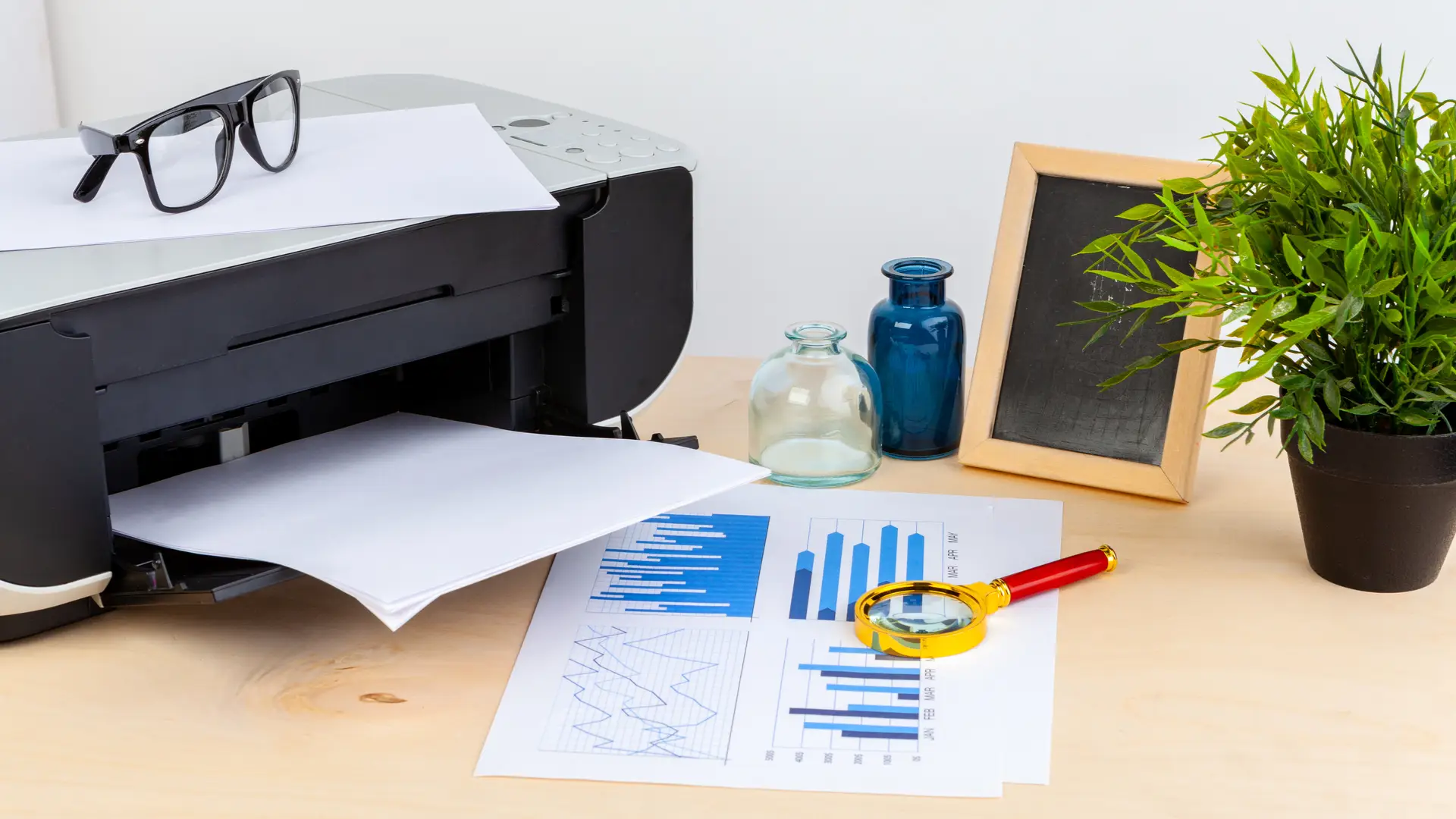 Uma impressora a jato em uma mesa de trabalho como destaque