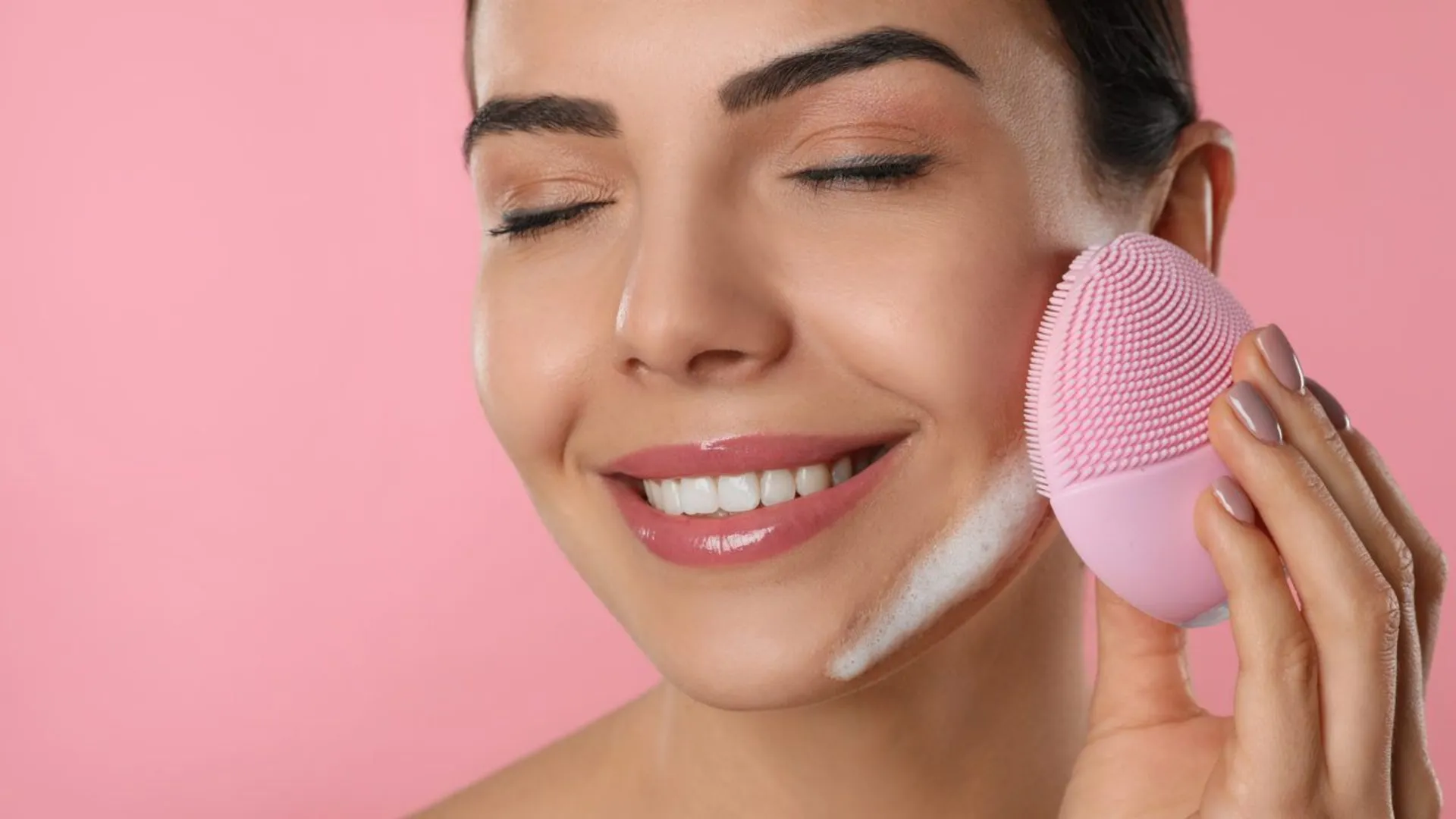 Escova facial: Top 4 opções para limpar e massagear o rosto