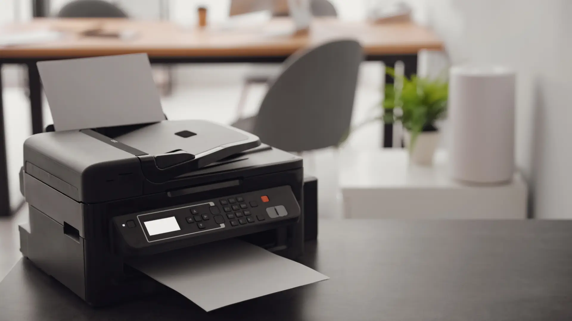 Uma impressora laser em uma mesa de escritório