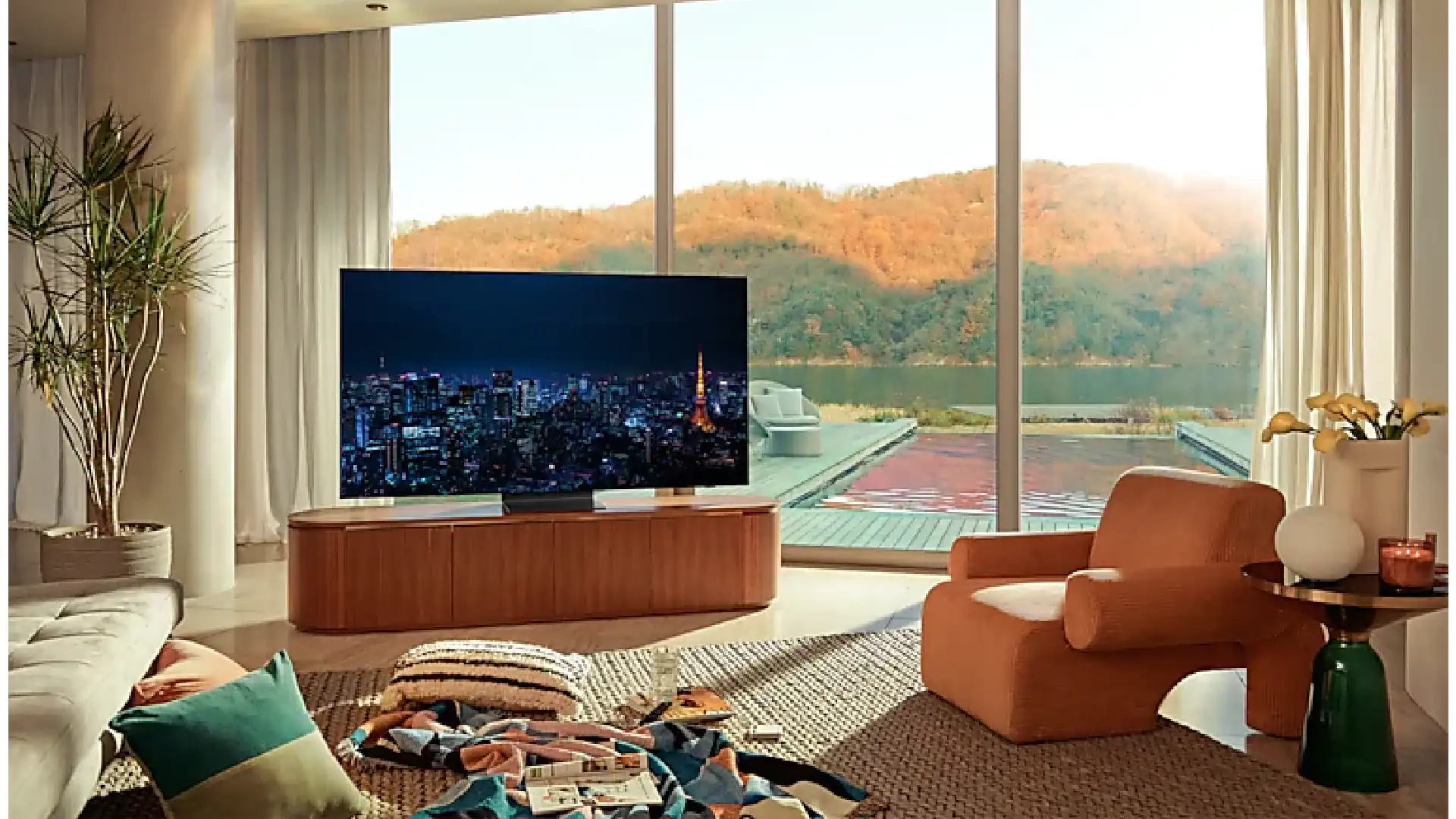Imagem da TV Samsung QN90A sobre rack de madeira em uma sala de estar espaçosa e elegante