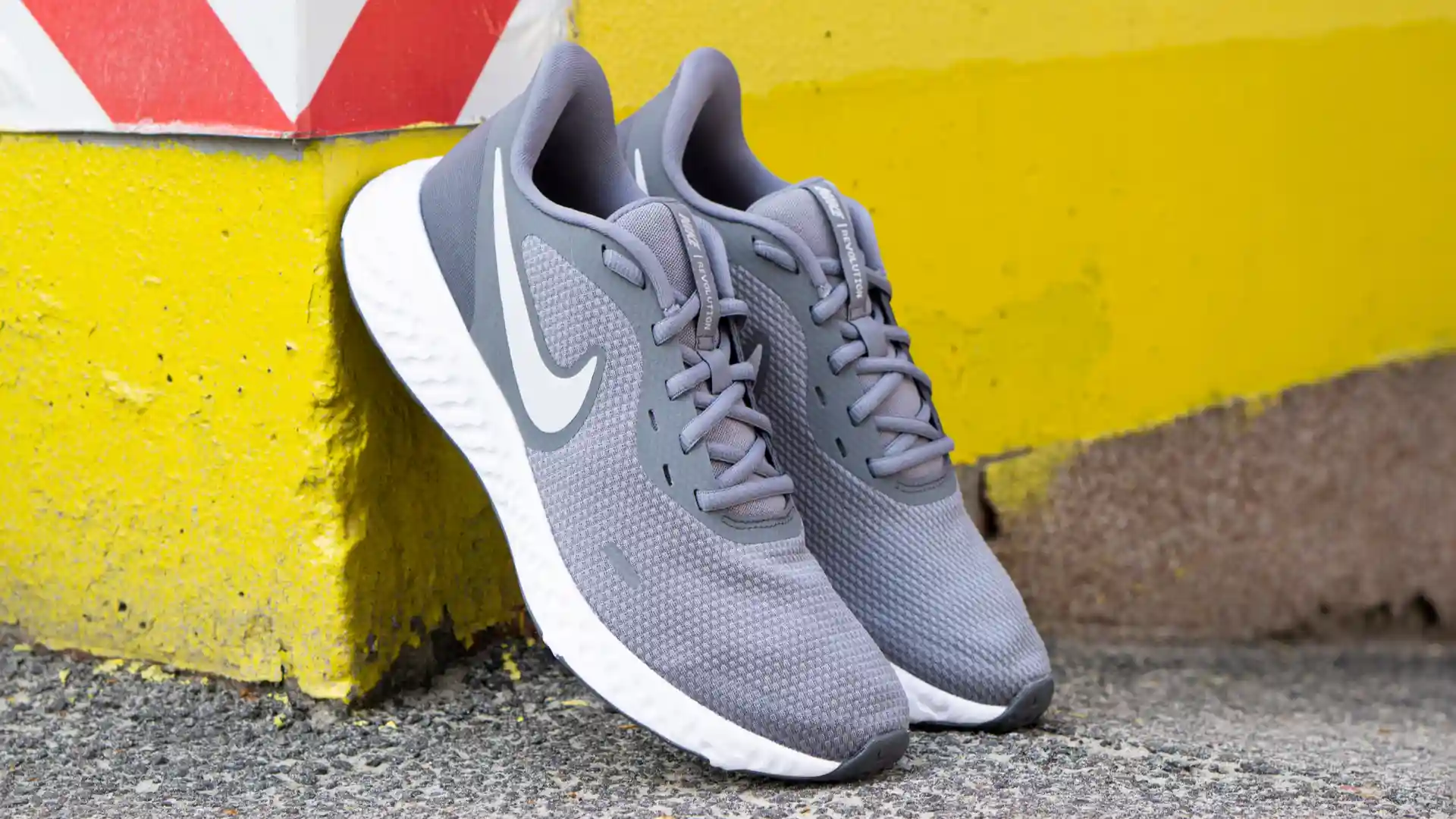 Um par de tênis Nike Revolution 5 como destaque na imagem
