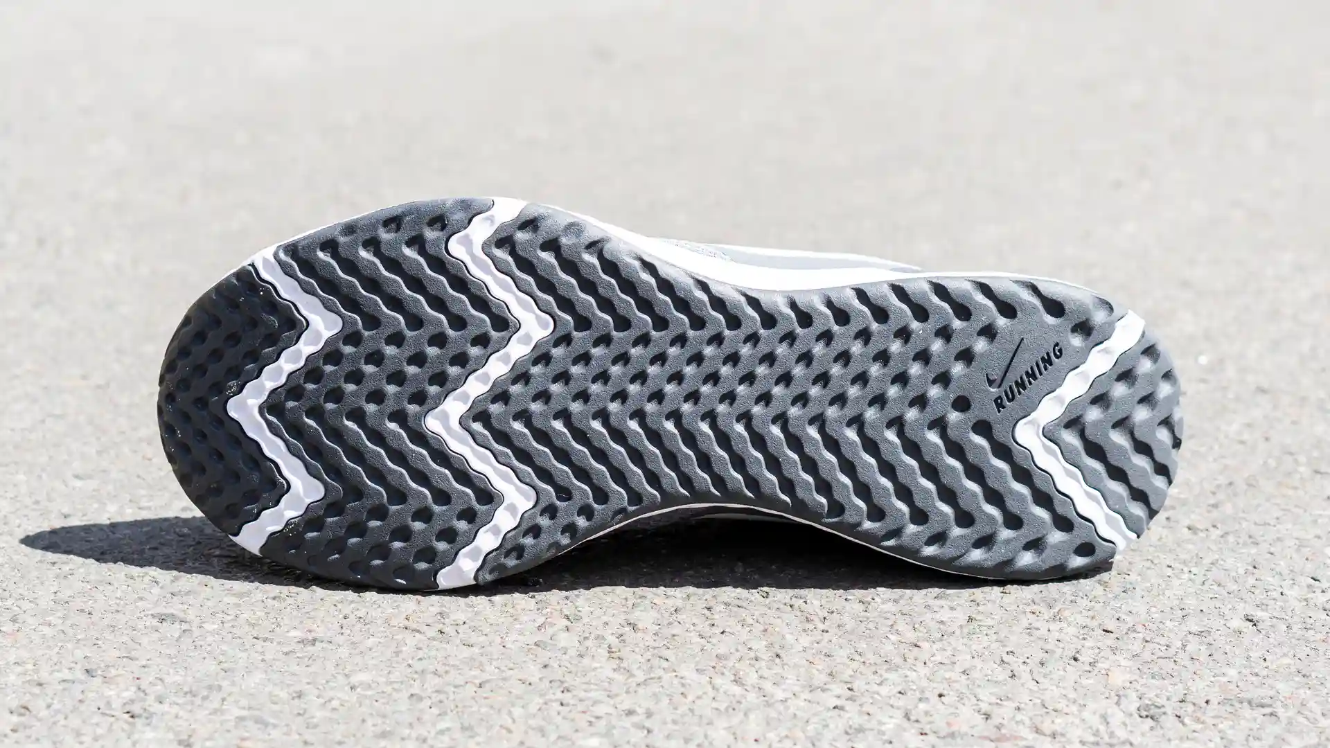 Solado de um tênis Nike Revolution 5 como destaque da imagem