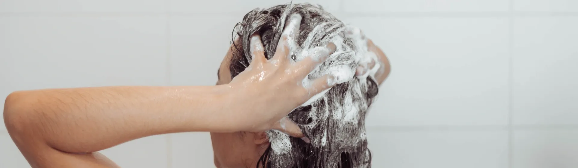 Capa do post: Shampoo Schwarzkopf: 7 opções da marca para cuidar dos fios