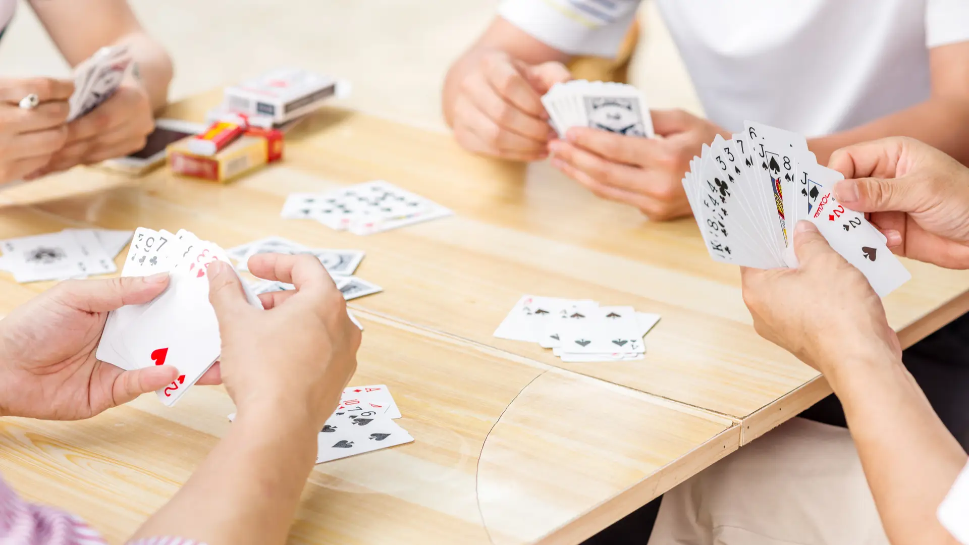 7 jogos de baralho para você se divertir com família e amigos