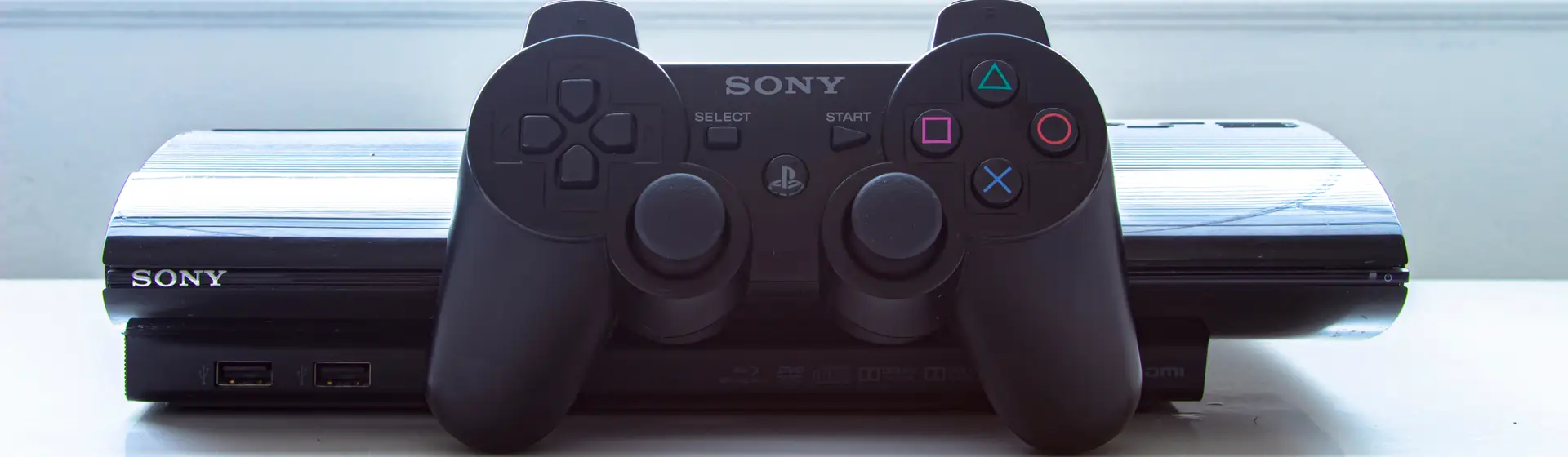 Console e controle do PS3 usado como destaque na imagem