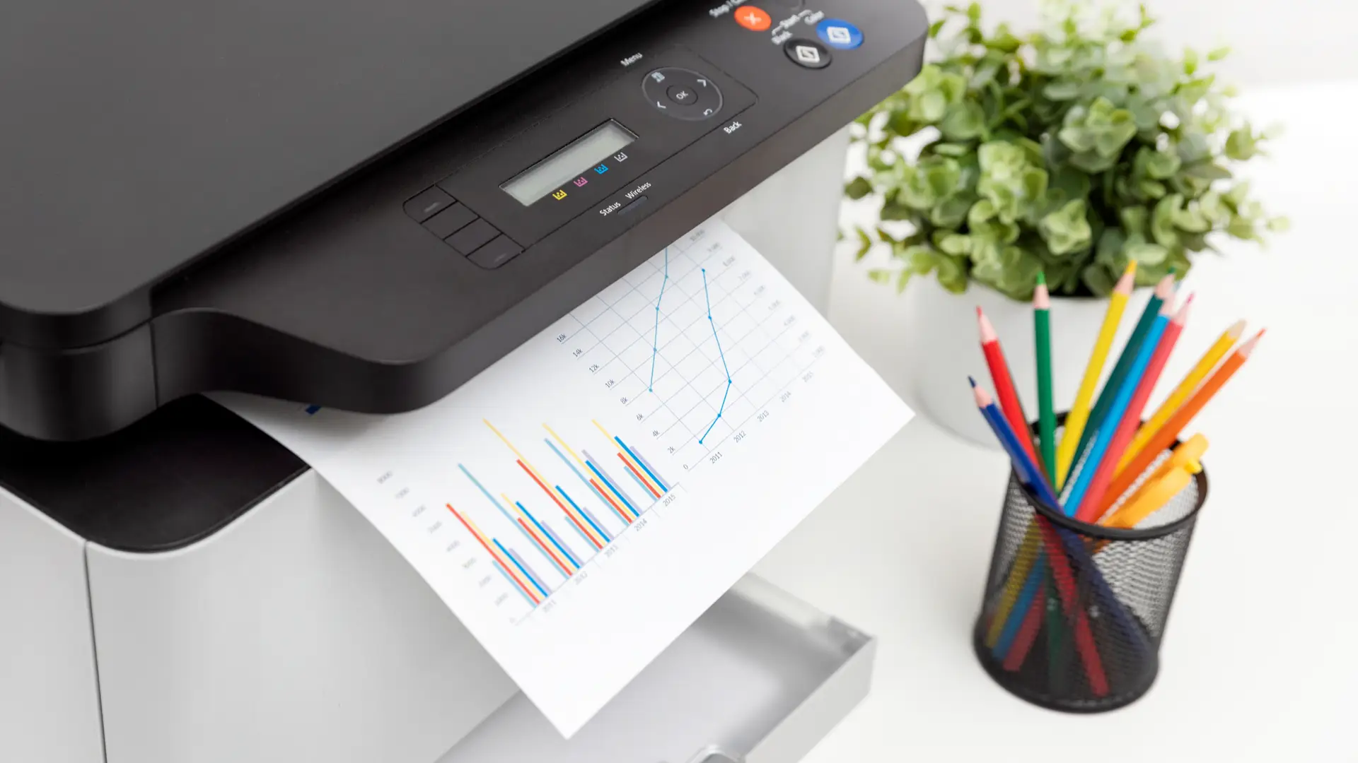  Impressora laser colorida em uma mesa de escritório