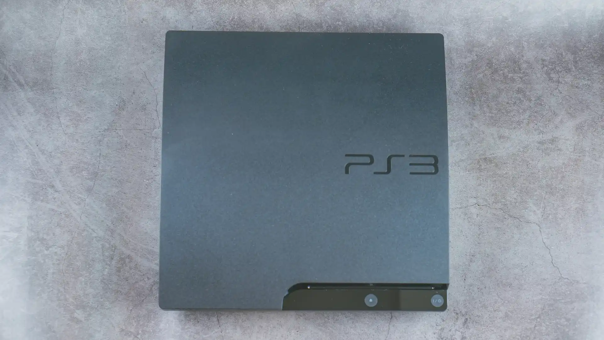 Um console do PS3 usado como destaque principal na imagem