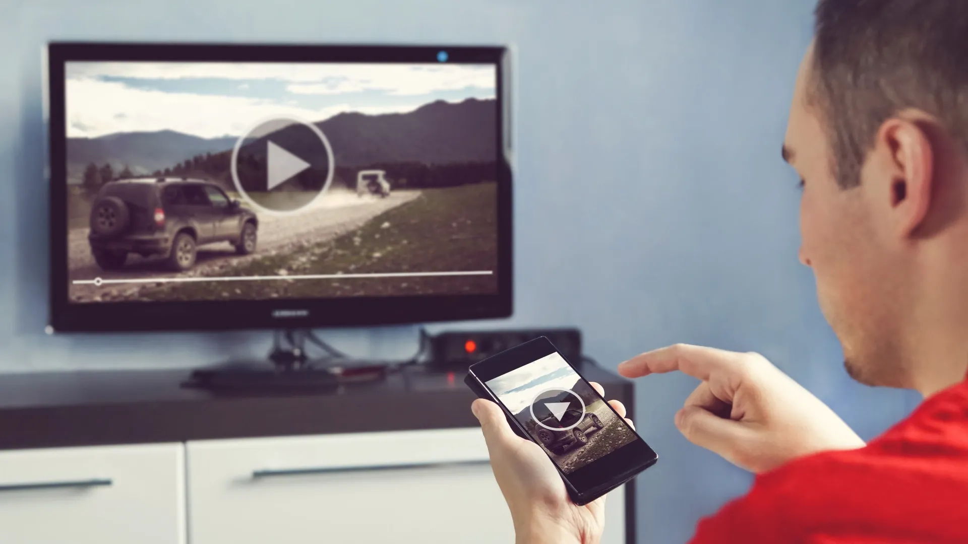 Homem usa celular para espelhar tela na smart TV