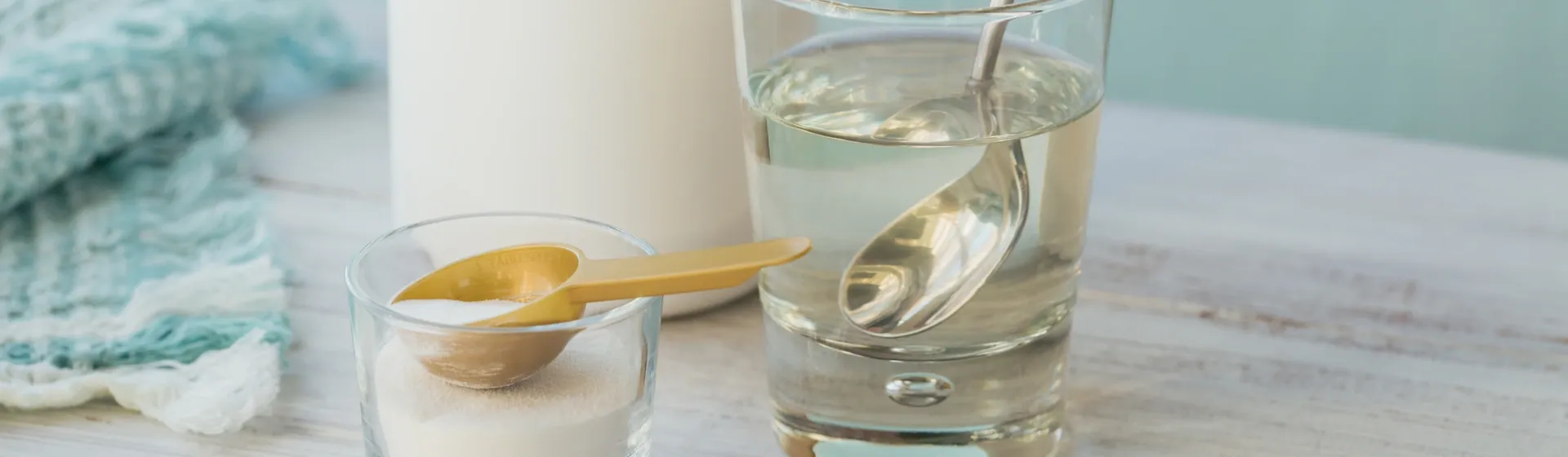 Mulher dissolvendo proteína no copo d’água