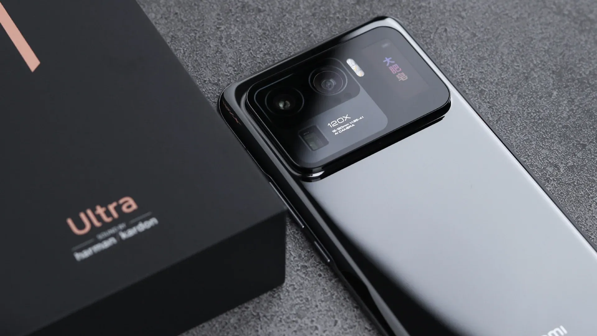 Xiaomi Mi 11 Ultra ao lado da caixa