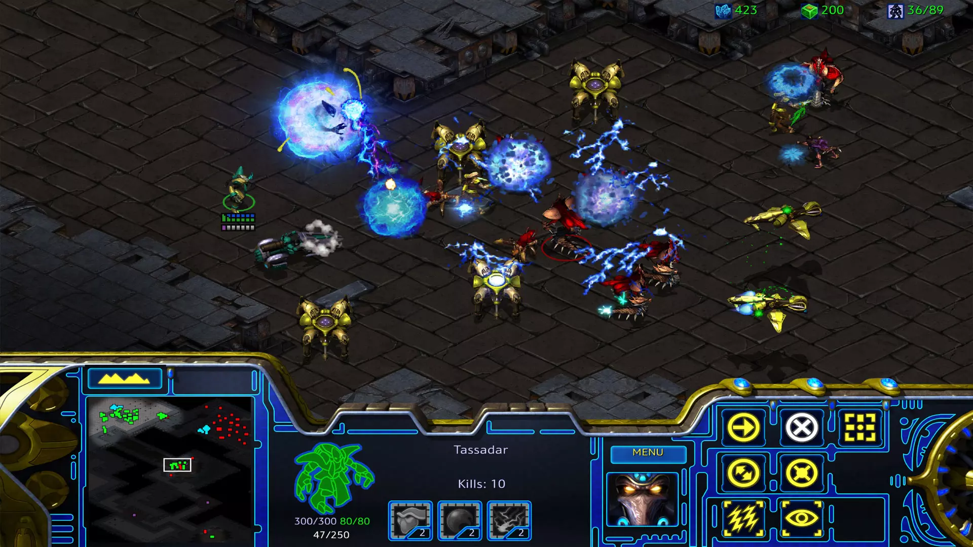 Imagem do jogo StarCraft: Remastered, no qual diversas unidades diferentes se enfrentam em batalha com explosões azuis de luz e a barra de status na parte de baixo da tela