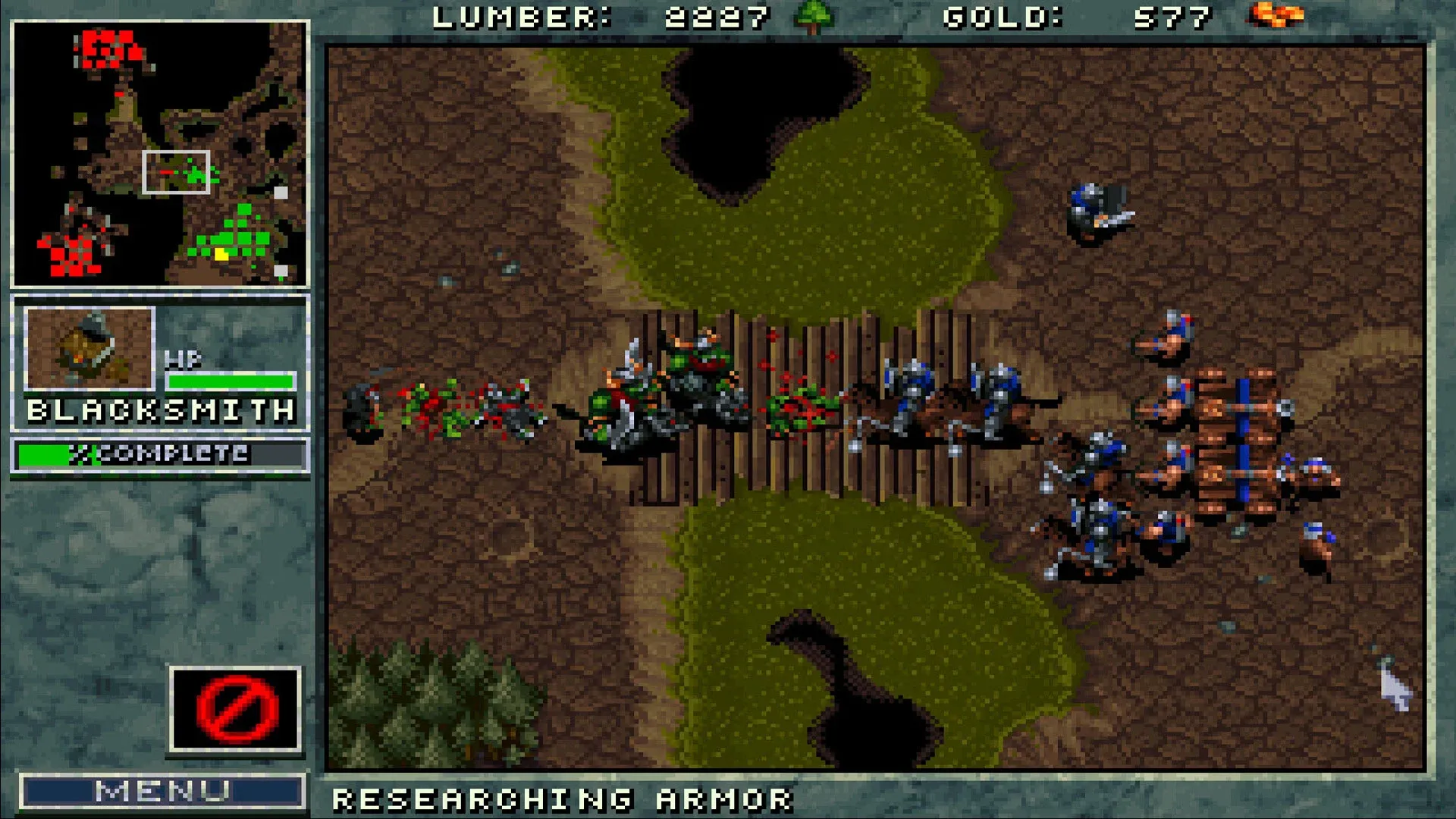 Imagem do jogo Warcraft: Orcs & Humans, com exércitos de Orcs e Humanos compostos por diversas unidades se enfrentando sobre uma ponte