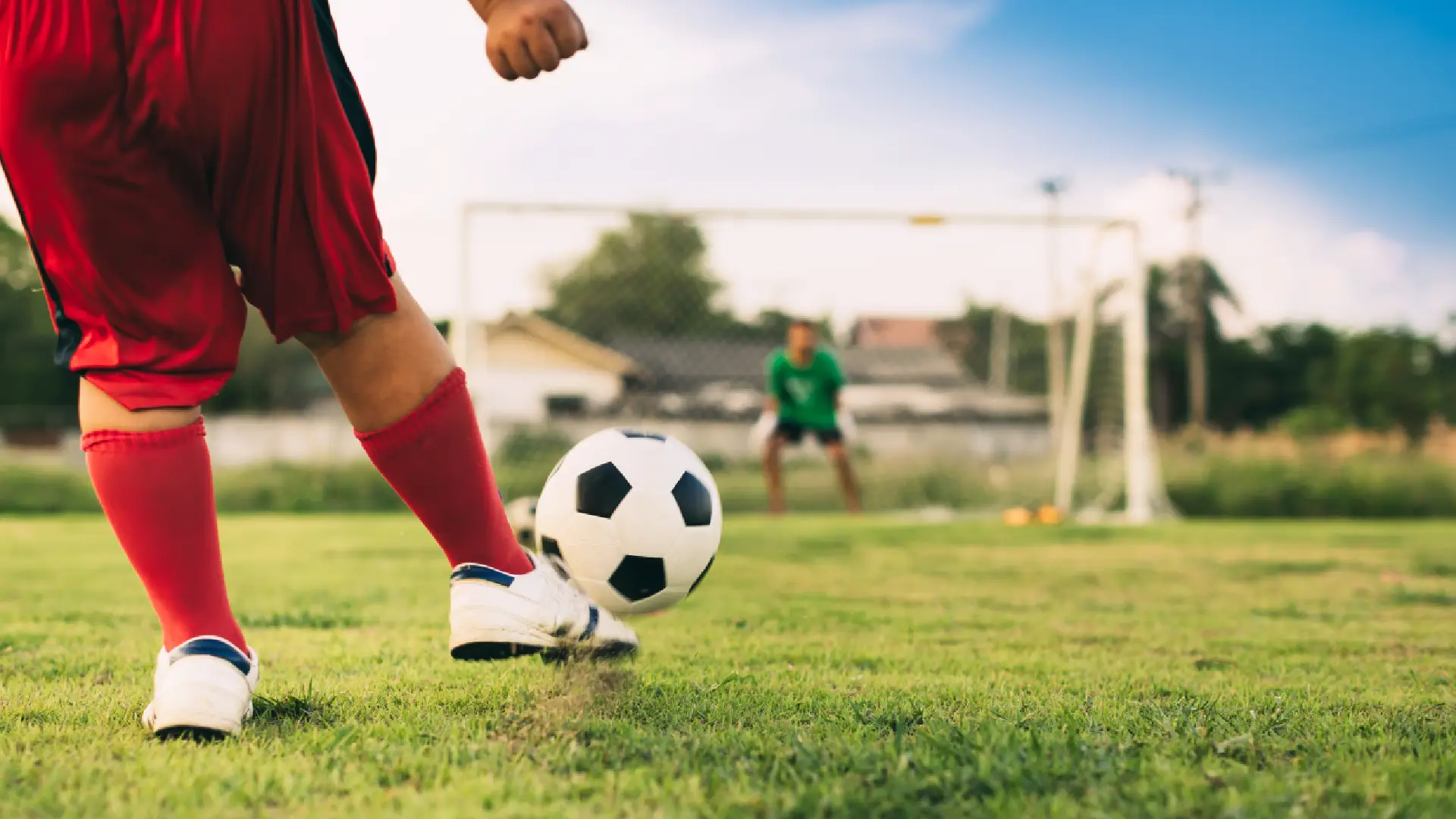 Bola de futebol no centro do campo no início do jogo