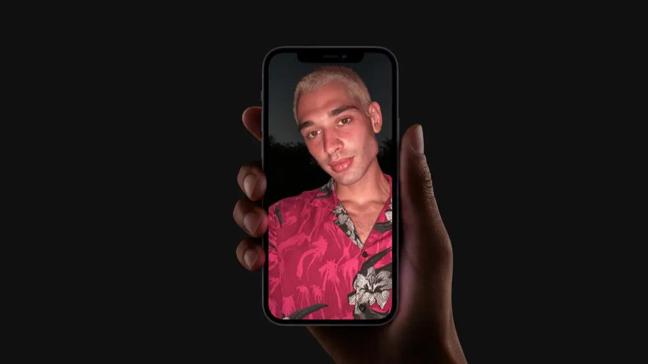 Imagem que mostra uma pessoa tirando uma selfie com o iPhone 12