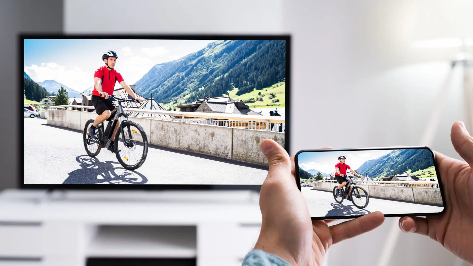 Homem usa smartphone Android para ensinar como passar imagem do celular para tv