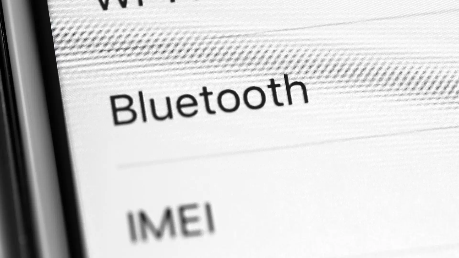 Detalhe de tela do celular com as palavras IMEI e Bluetooth