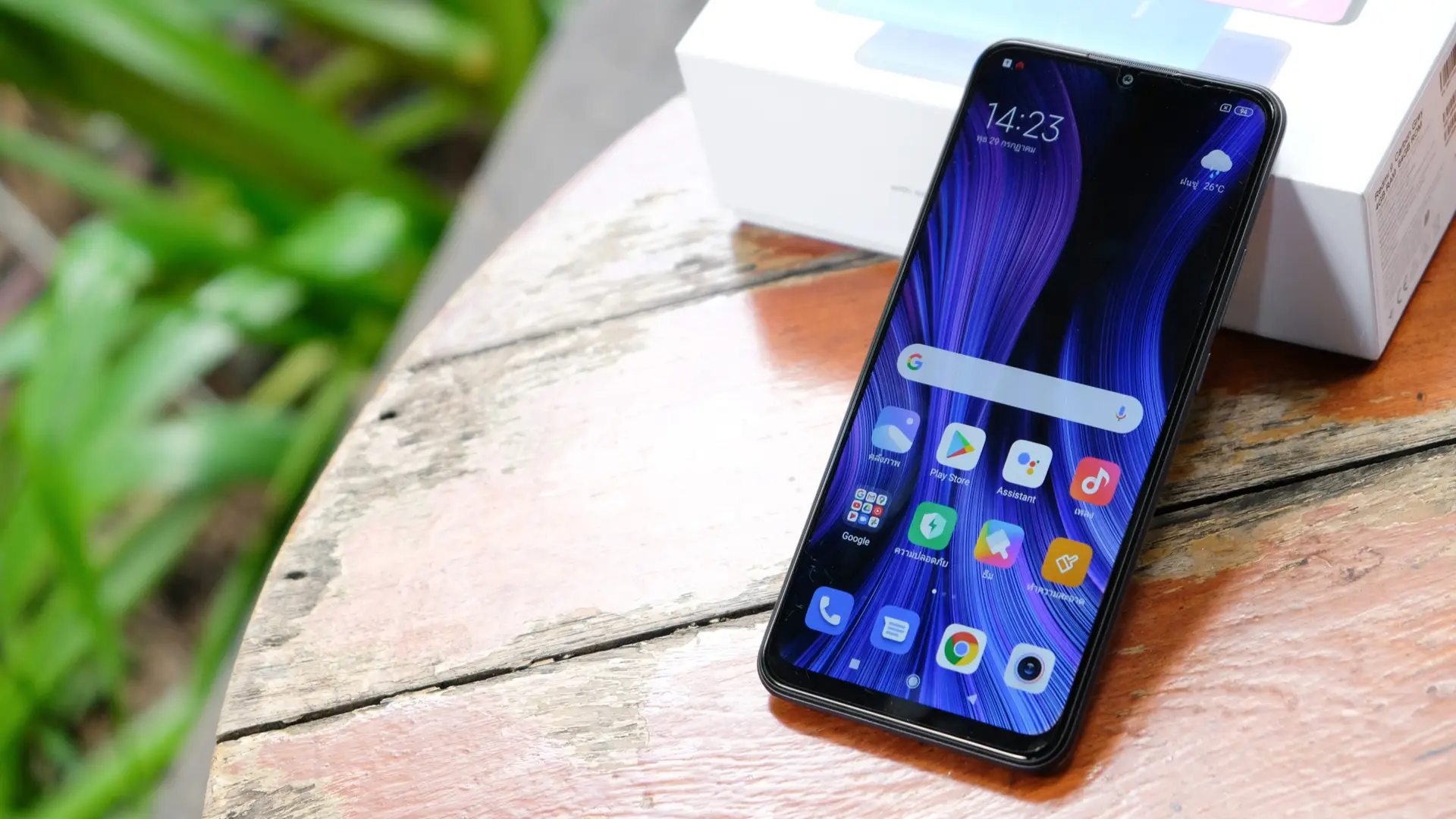 Imagem do Redmi 9 com a tela ligada em cima da própria caixa