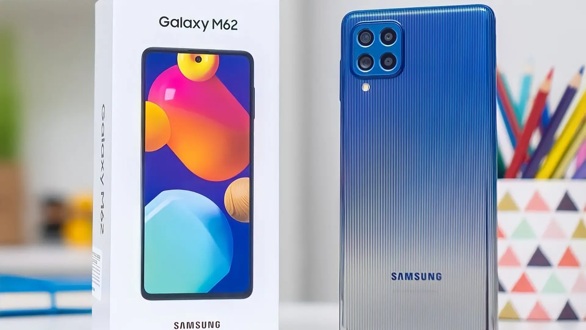 Galaxy M62 azul ao lado de caixa