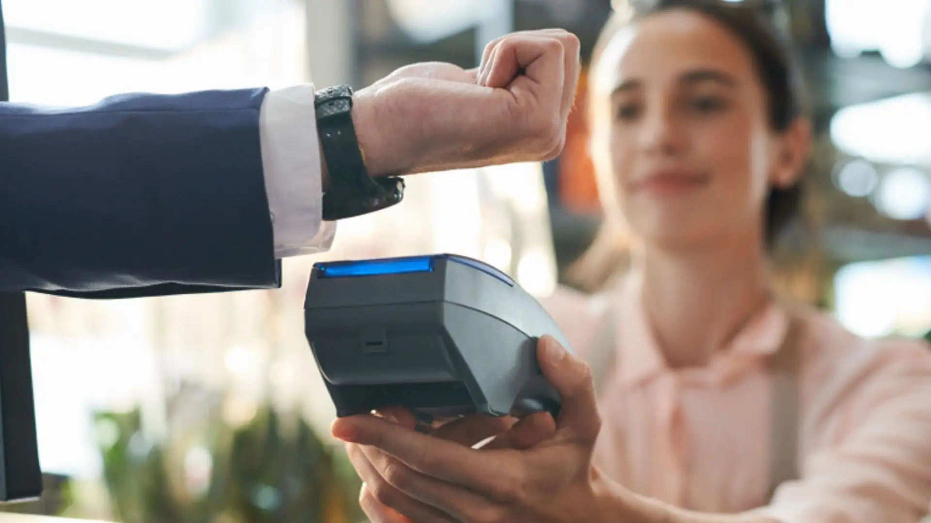 Homem faz pagamento usando tecnologia NFC no smartwatch