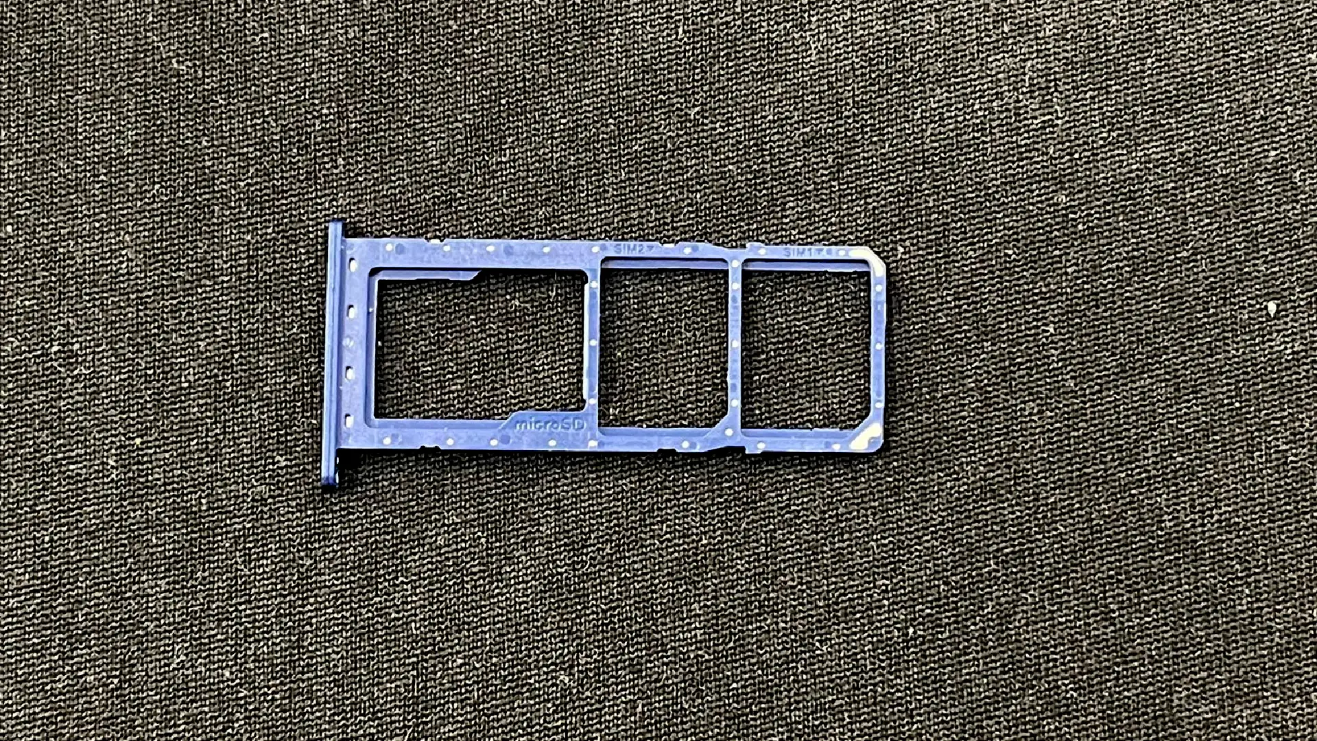 Entrada onde se conecta os dois chips e o cartão microSD para expansão do armazenamento do smartphone Samsung Galaxy A03s