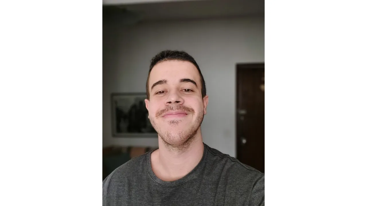 Selfie de homem branco sorridente de cabeça raspada