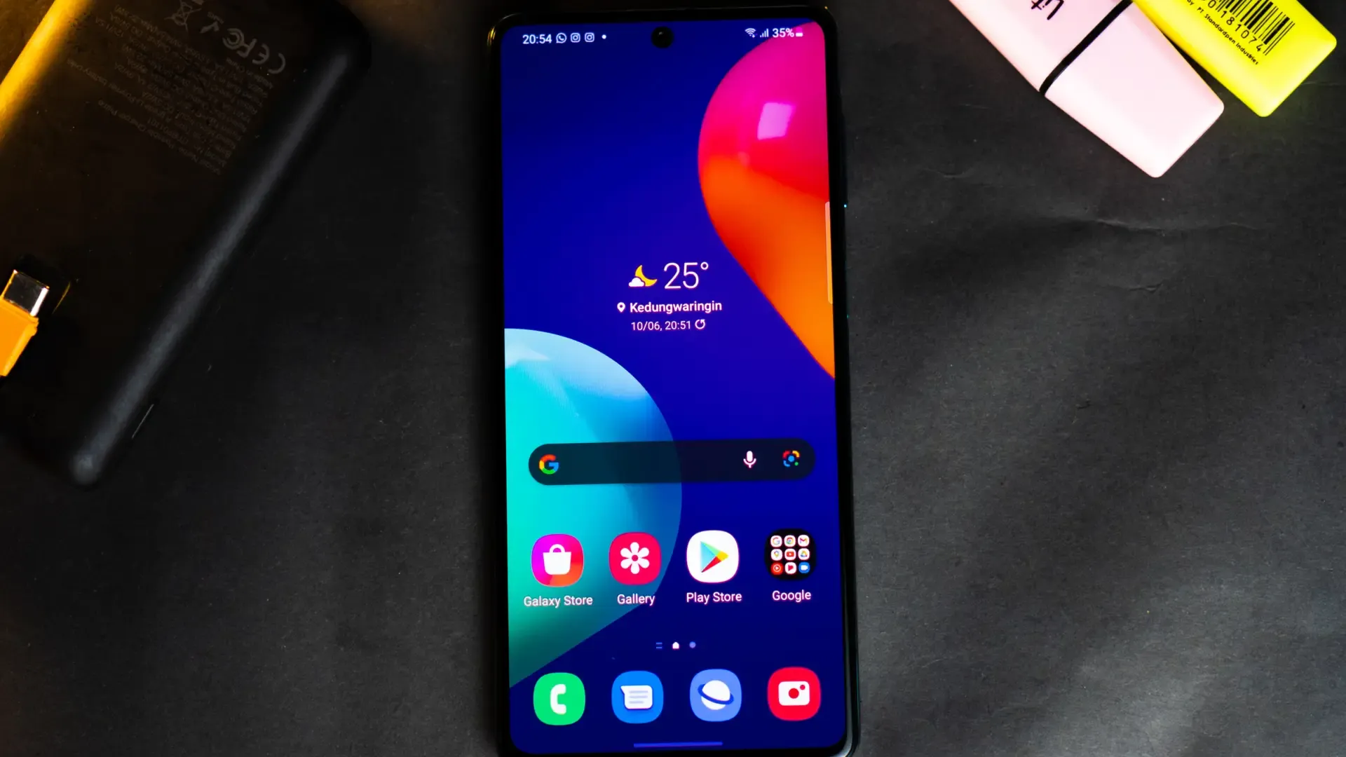 Galaxy M62 em cima de mesa