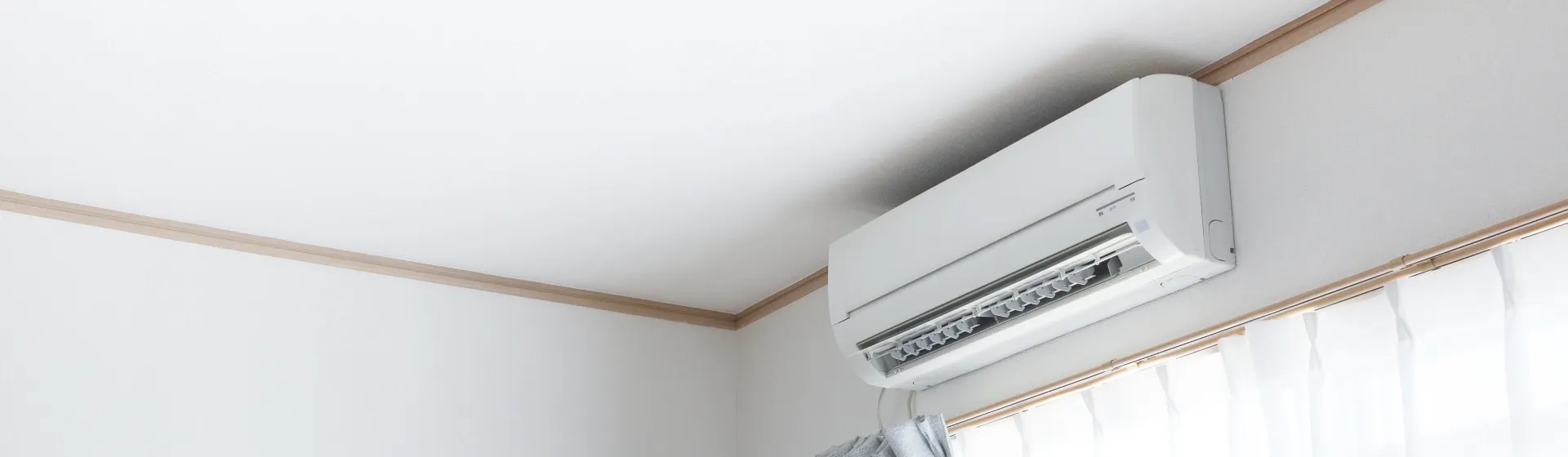 Imagem de ar-condicionado split instalado em cima da janela do quarto