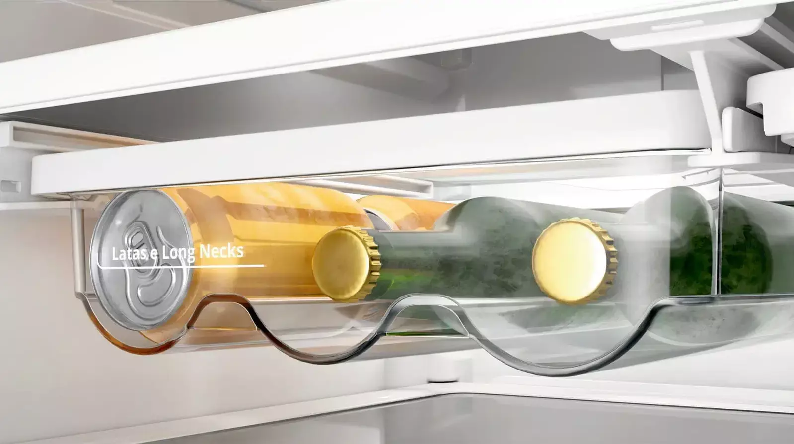 Compartimento de bebida interno da geladeira Brastemp, com duas garrafas e duas latas de bebidas.