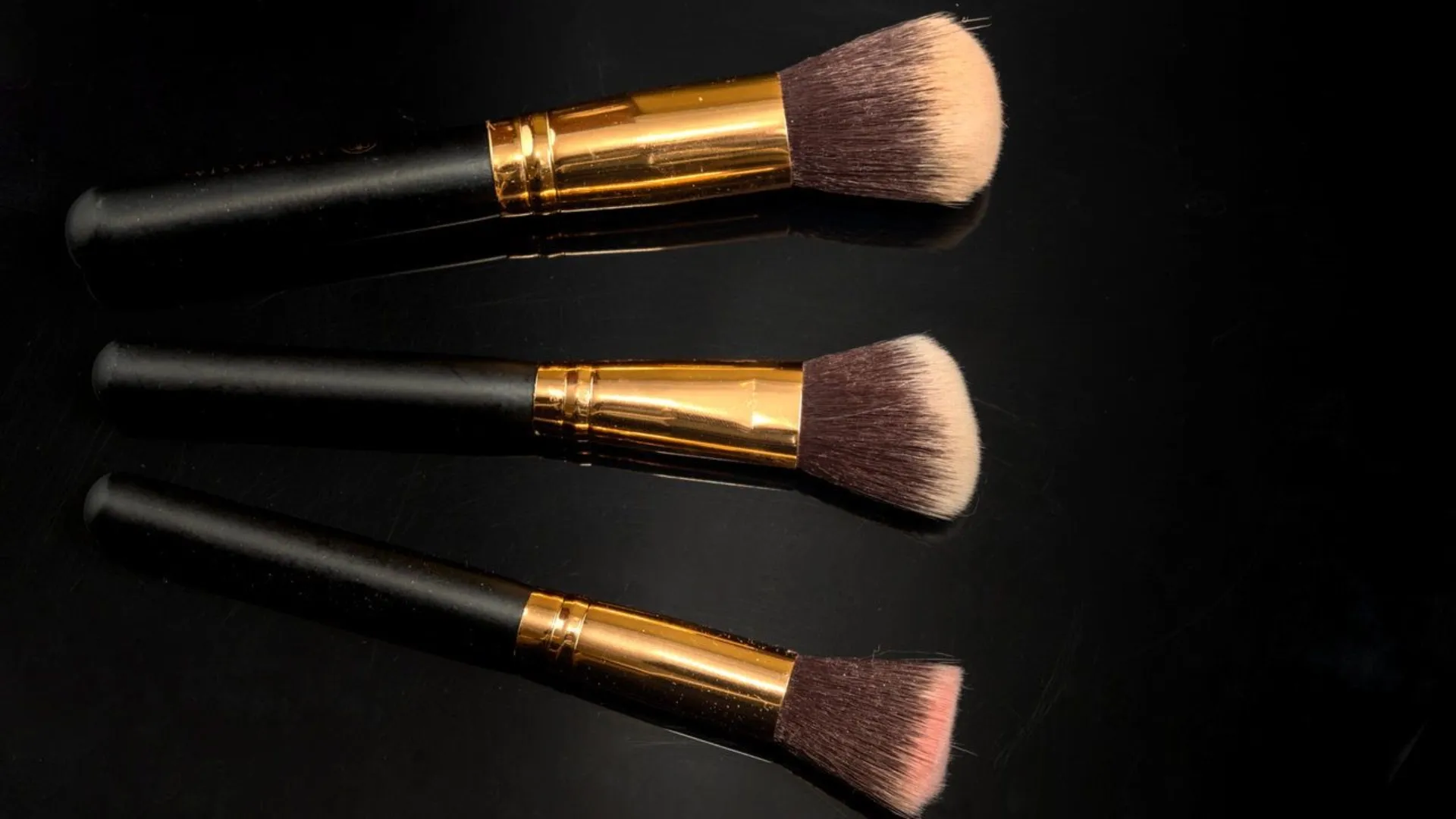 Pincéis e esponjas para aplicação de base