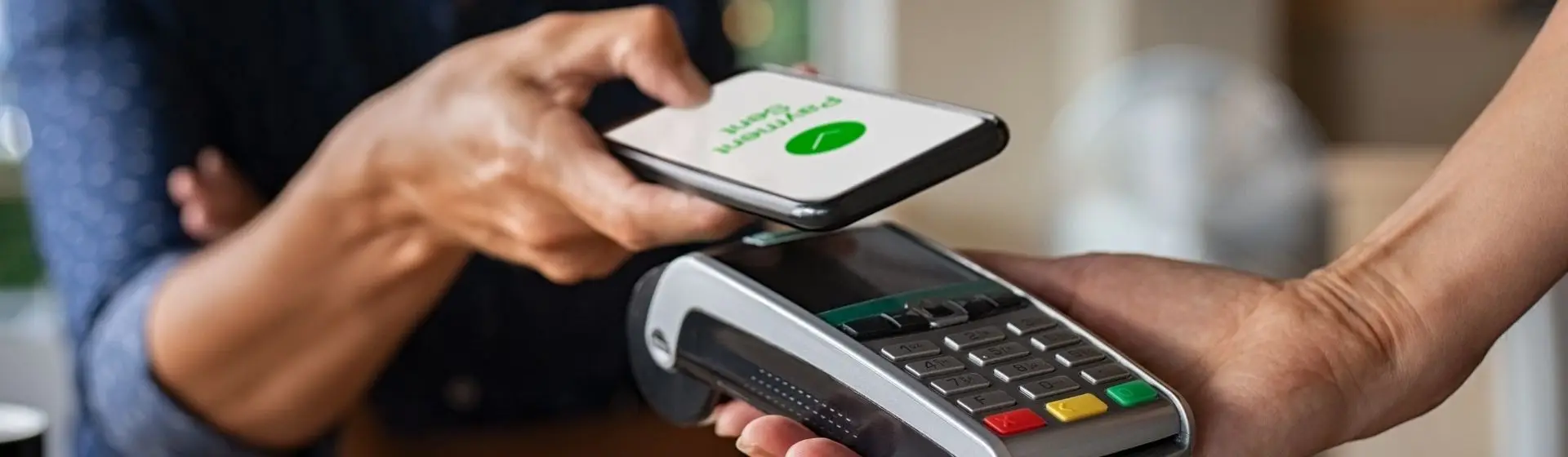 Homem faz pagamento em máquina usando tecnologia NFC no celular