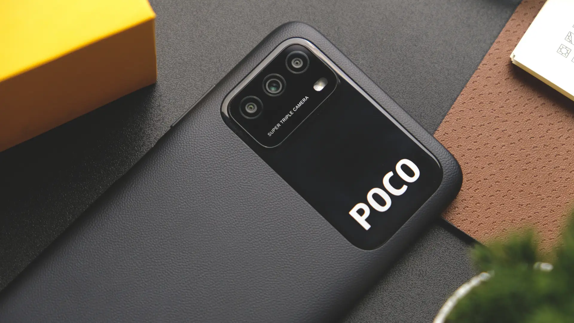 celular Poco M3 preto sobre a mesa