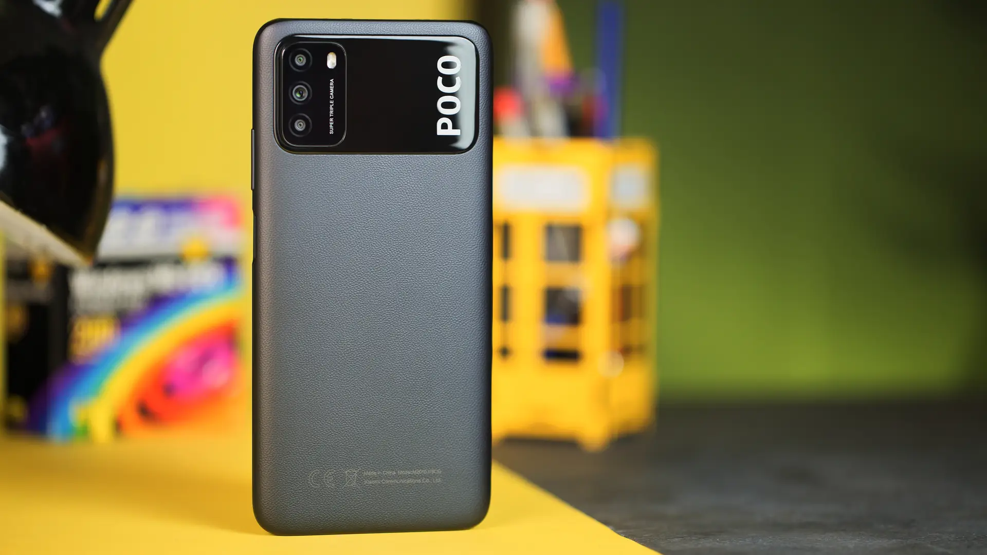 Poco M3 sobre a mesa