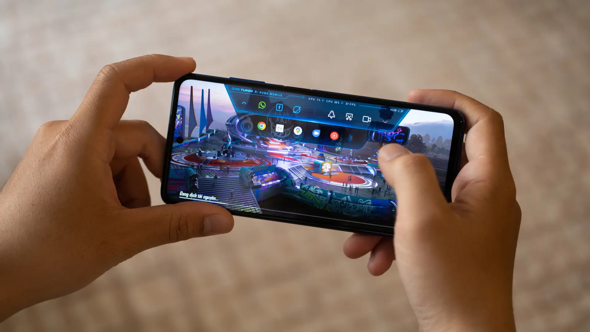 Celular está deitado e sendo segurado por uma pessoa. Na tela está um jogo de RPG