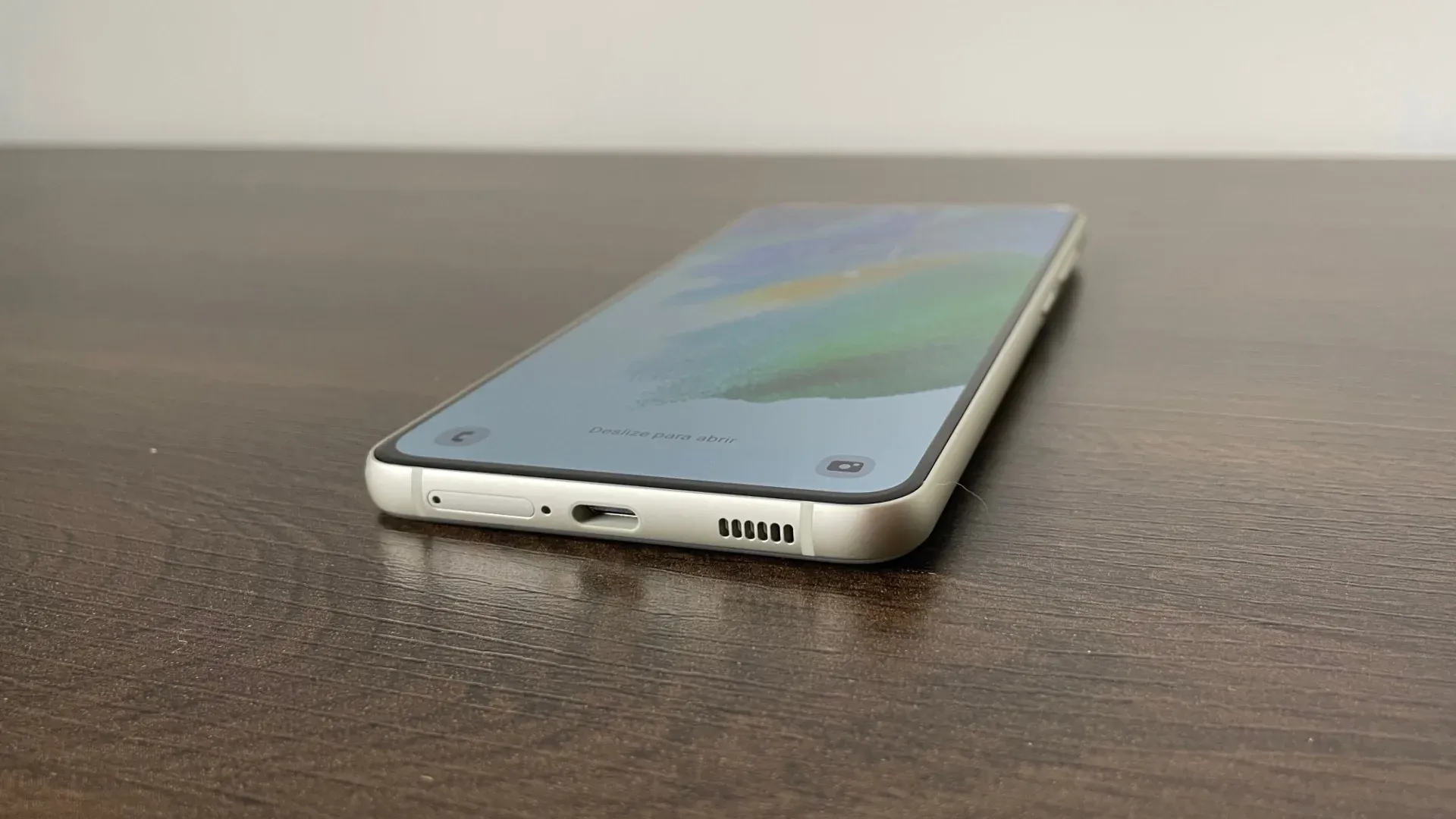 Galaxy S21 é vendido sem carregador; Samsung oferece acessório de