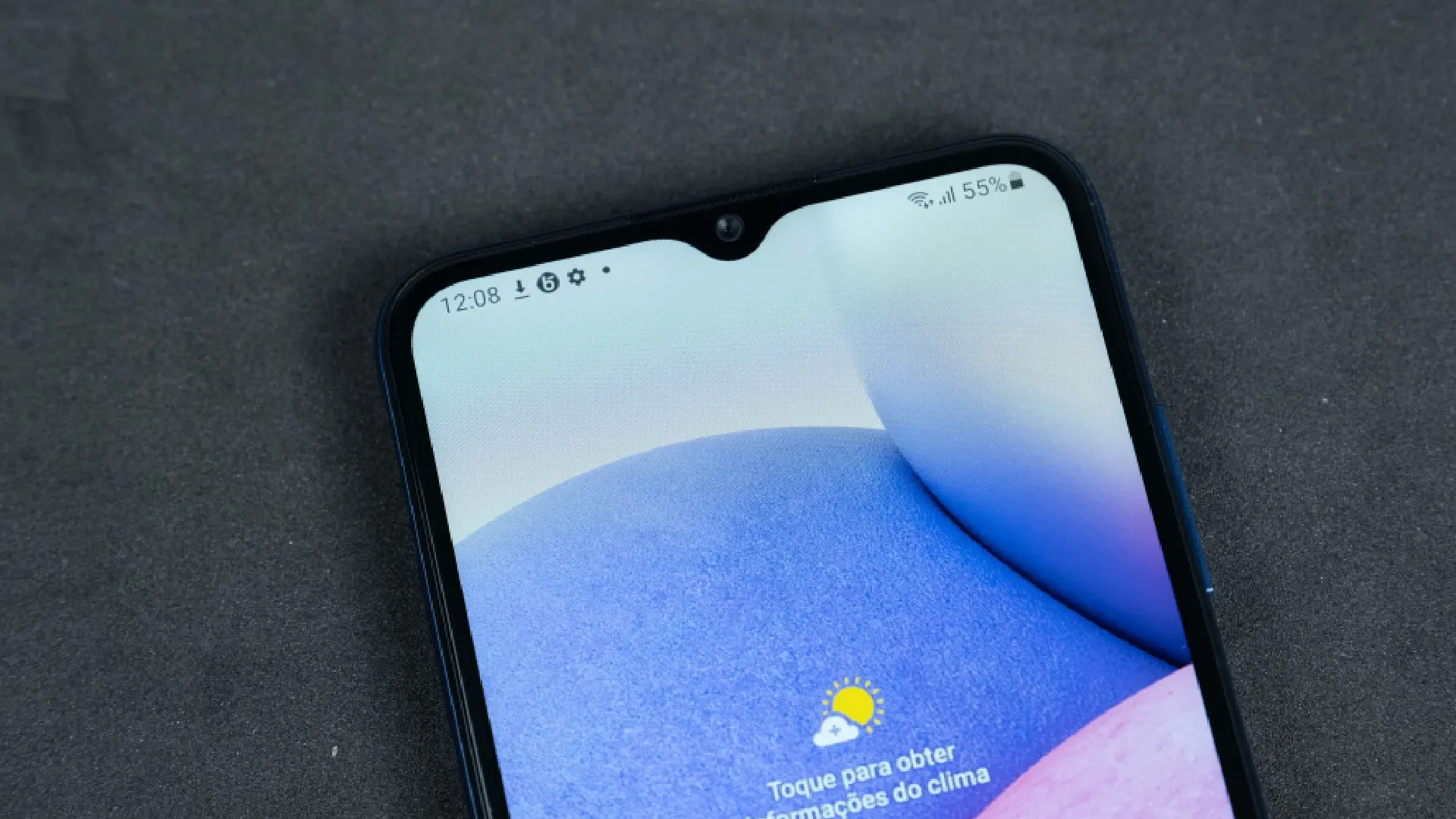 Close no Samsung Galaxy A03s, com destaque para o pequeno entalhe em formato de gota onde fica a câmera frontal