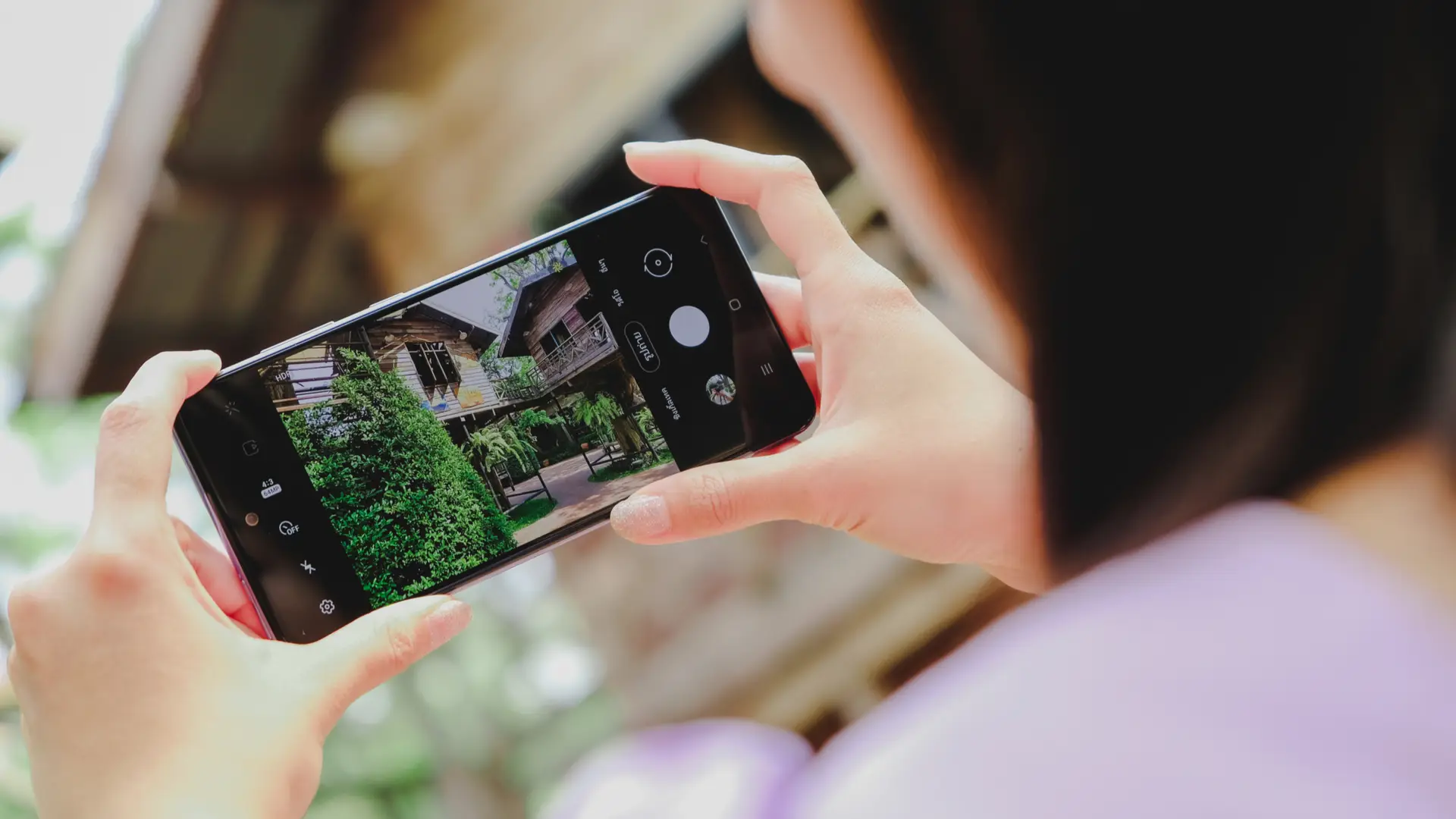 Mulher tirando foto de planta com Samsung Galaxy A52
