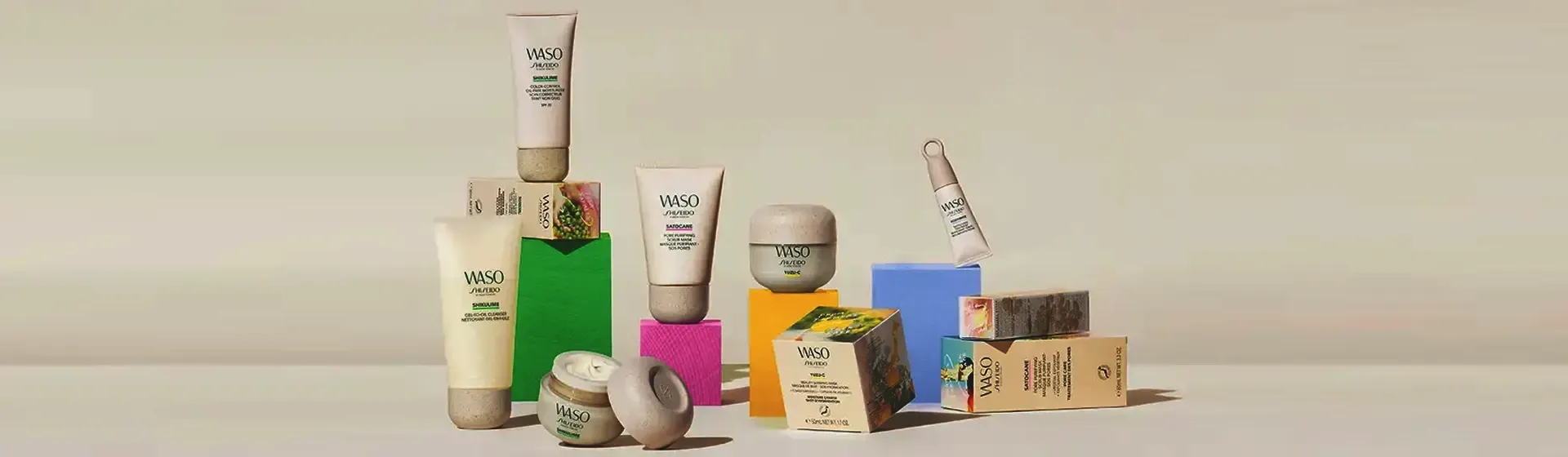 Vários produtos da linha Shiseido Waso em destaque central