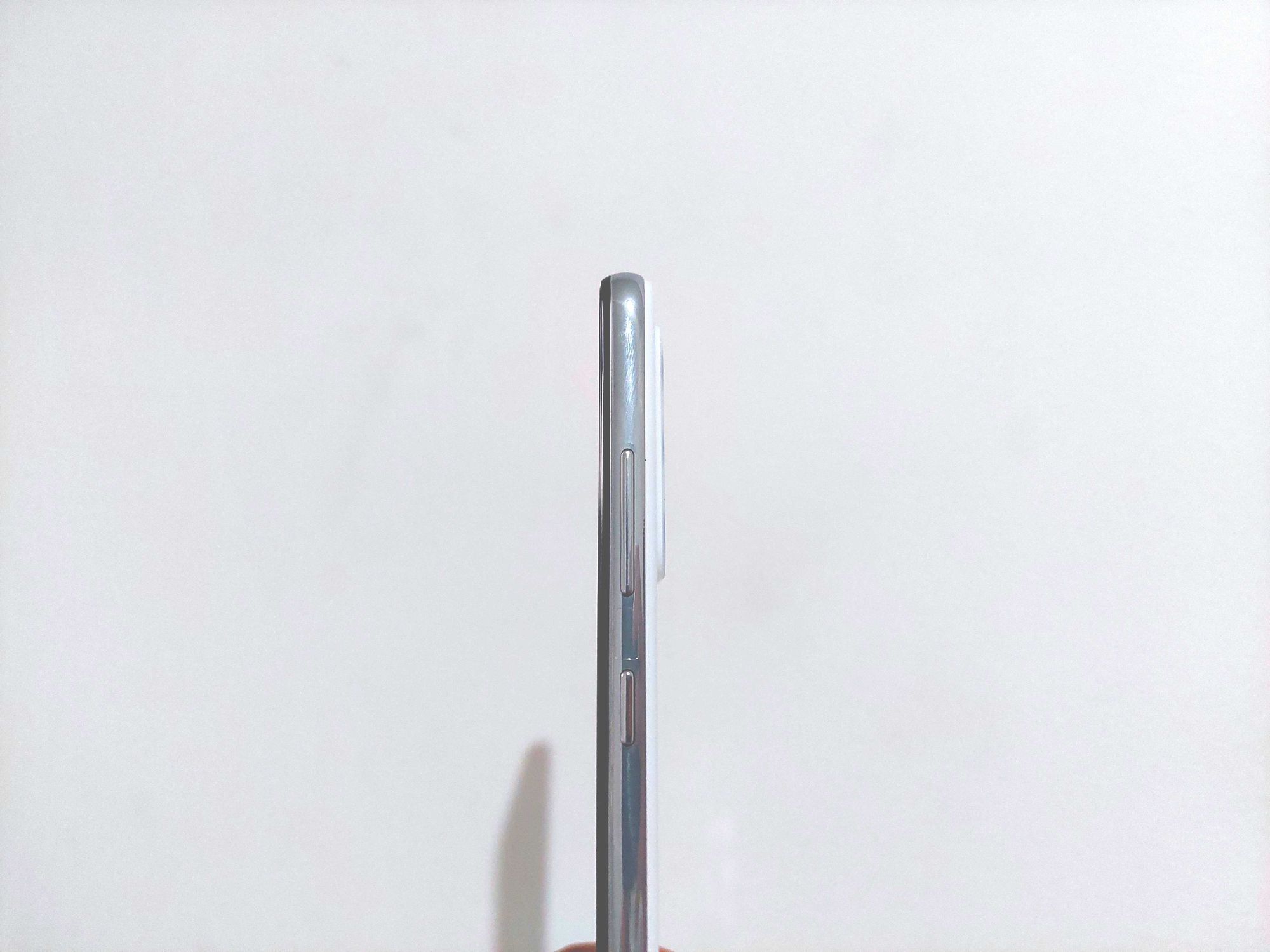 Foto da parte lateral do Galaxy A52s exibindo os botões de volume de liga/desliga