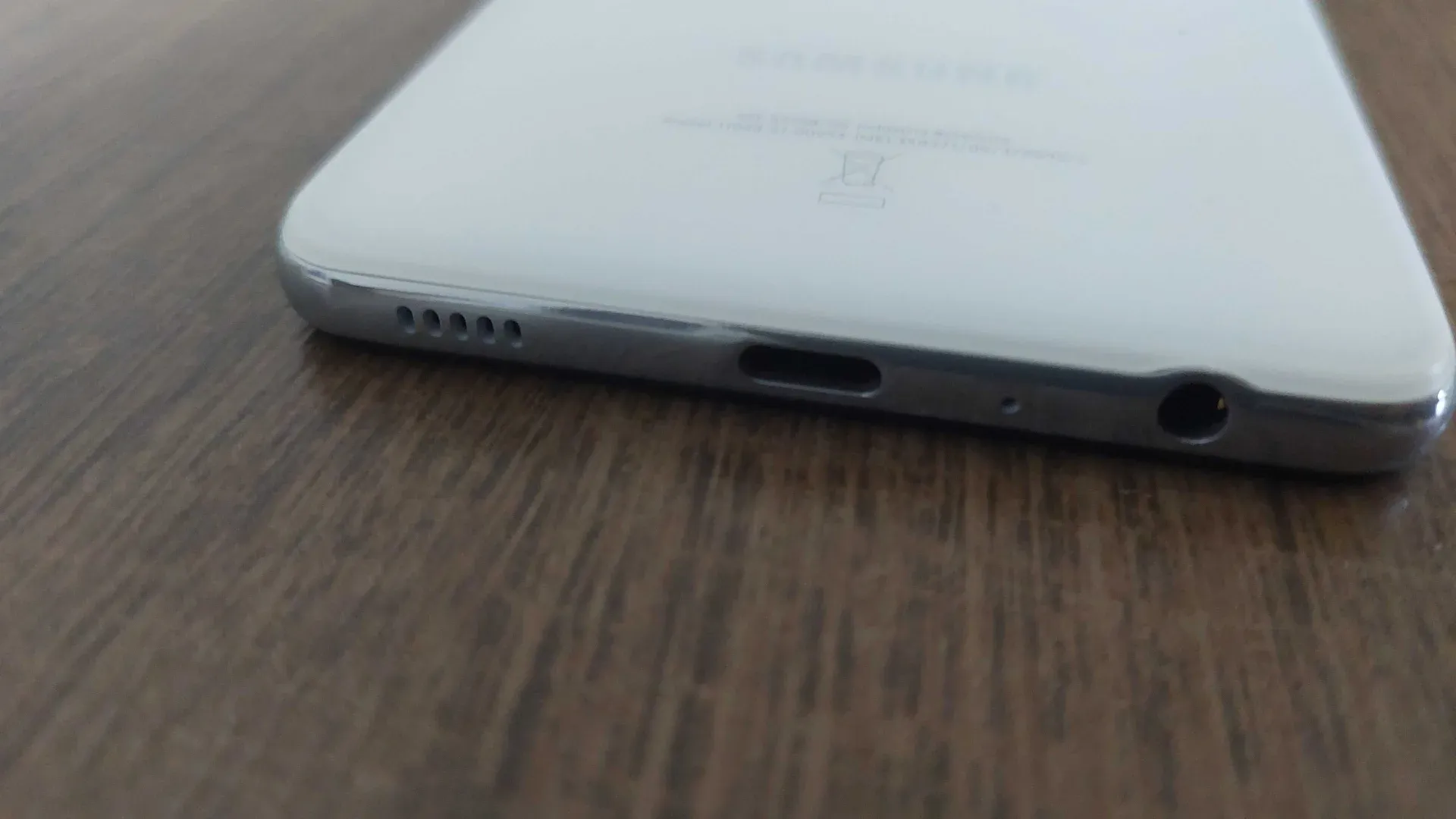 Parte de baixo do Galaxy A52s, exibindo entrada USB-C, P2, microfone e saída estéreo