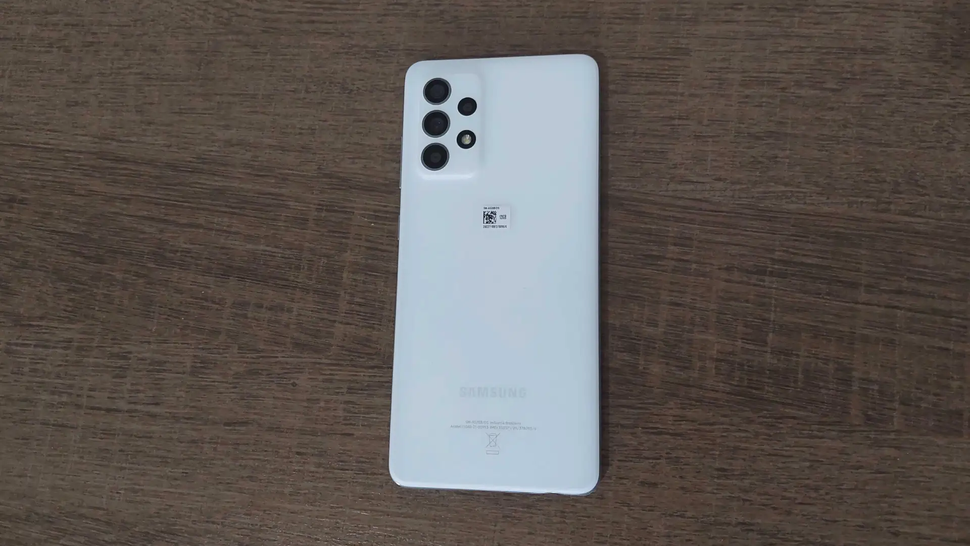 Foto da parte traseira do A52s em cima de uma mesa de madeira