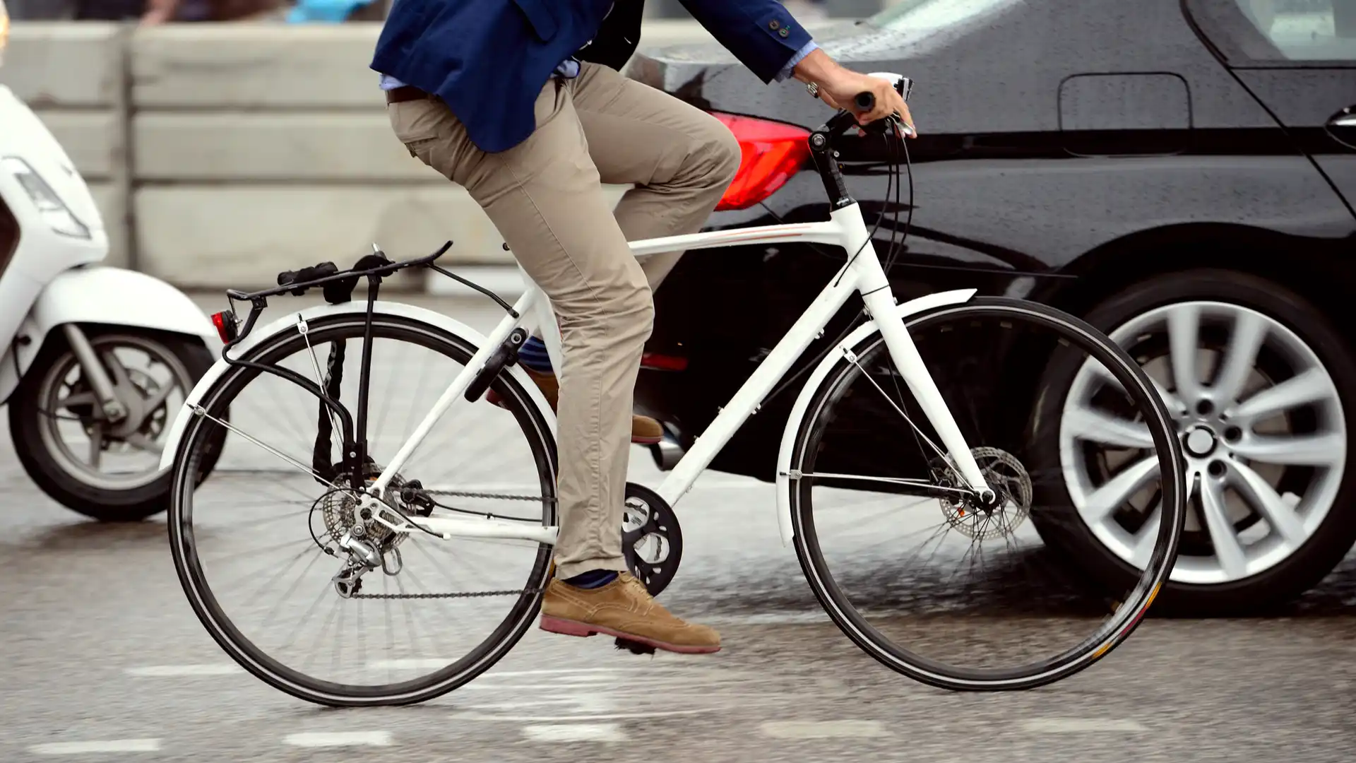 Close em homem de bicicleta na cidade