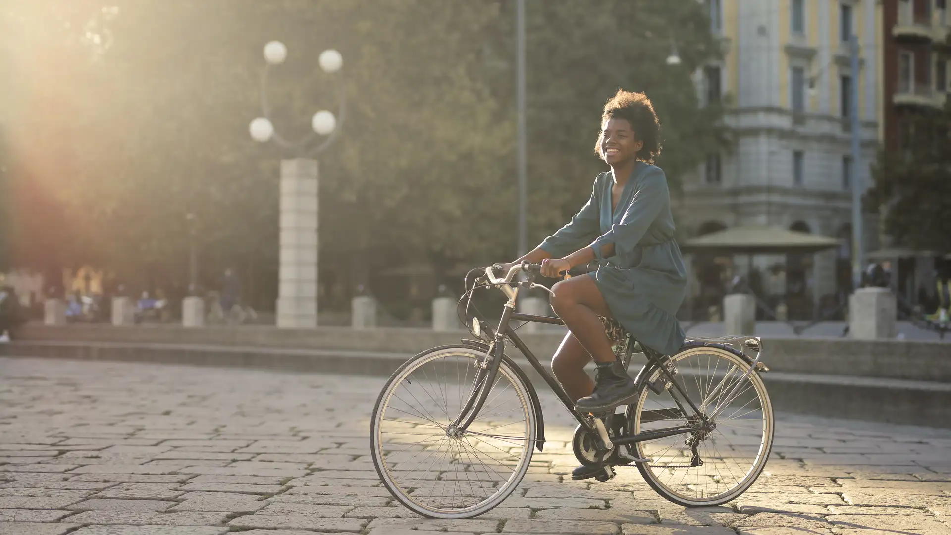 Uma mulher feliz andando em uma bicicleta Houston na cidade