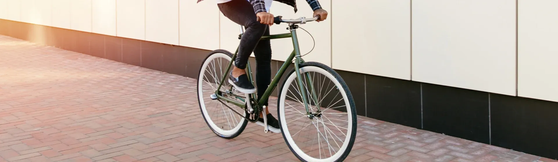 Homem pedalando na cidade com uma bicicleta Houston