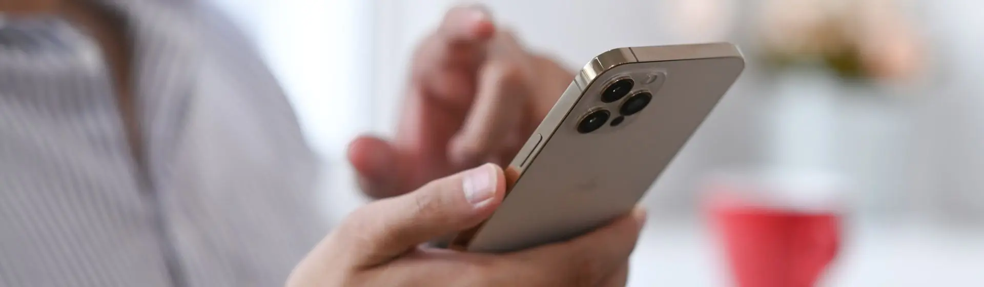 Mão segurando um iPhone 12 Pro, um celular tela grande
