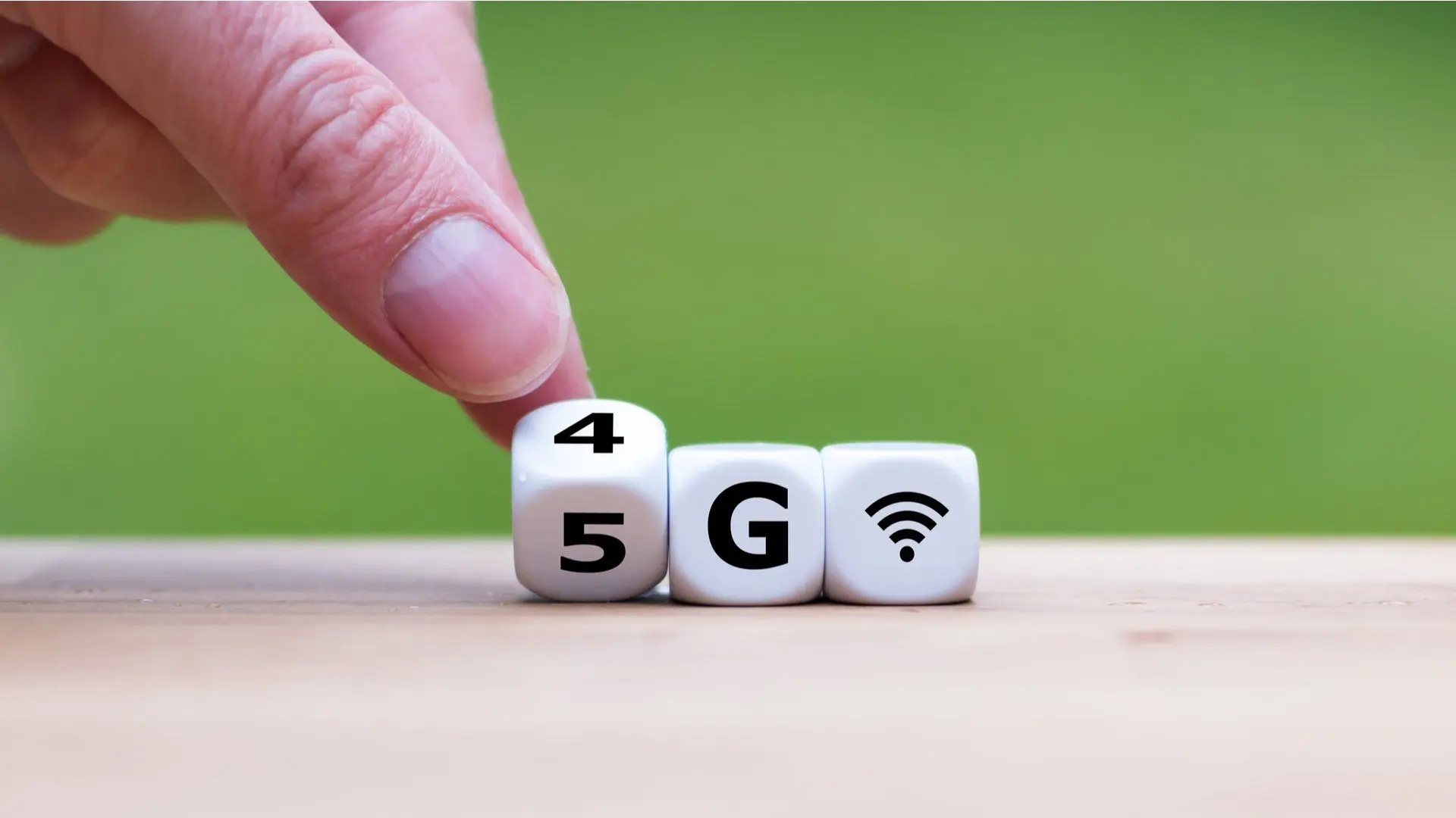 Dados em cima de uma mesa que mostram a mudança do 4G para o 5G