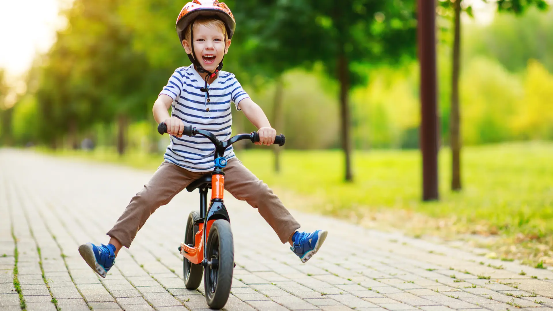 Criança andando em bicicleta aro 12