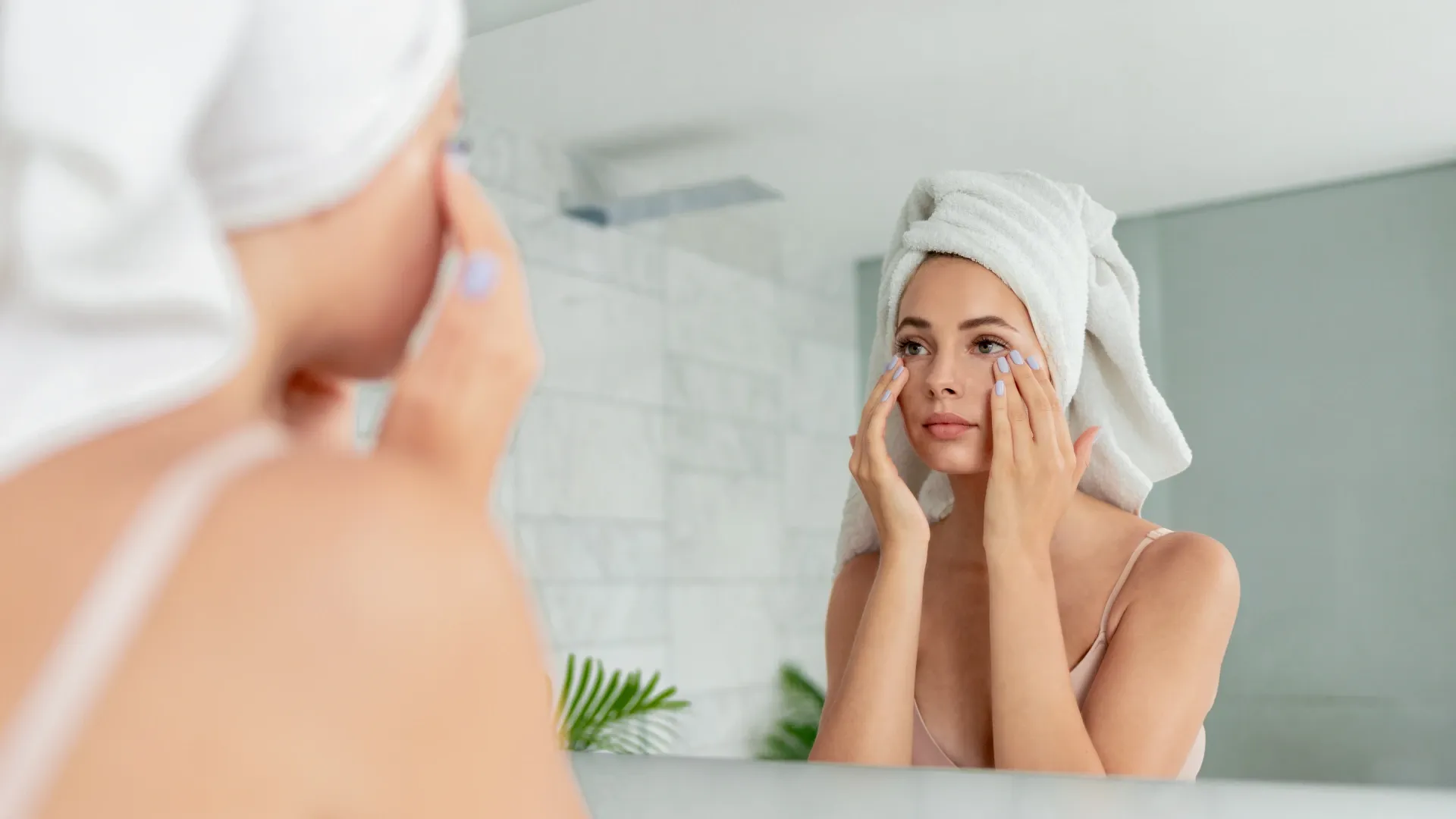 Mulher fazendo sua rotina de cuidados com a pele no inverno