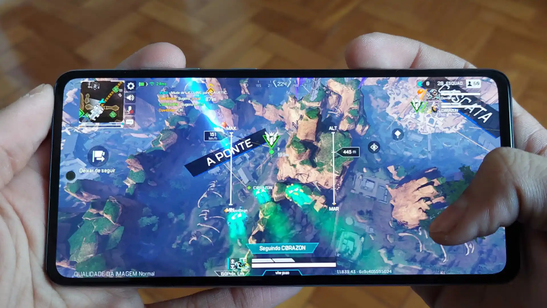 Foto de duas mãos jogando o jogo Apex Legends Mobile